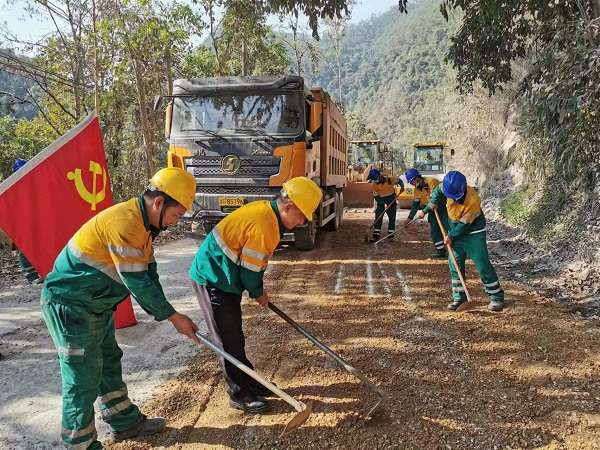 踐初心 暖民心——景谷紅獅組織黨員義務(wù)修路活動(dòng)